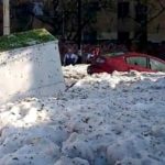 В Мексике город покрылся метровым слоем льда после сильного града