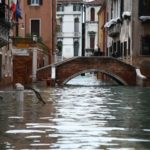 В Венеции после пика наводнения уровень воды начал спадать