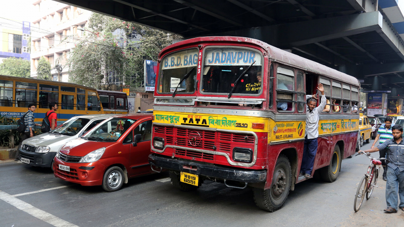 В Индии туристские автобусы переоборудуют в машины скорой помощи