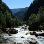 В Абхазии третьи сутки не могут найти упавшую в реку россиянку